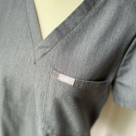 Figs Catarina One Pocket Technical Scrub Top Graphite Grey Womens XS - Picture 3 of 5